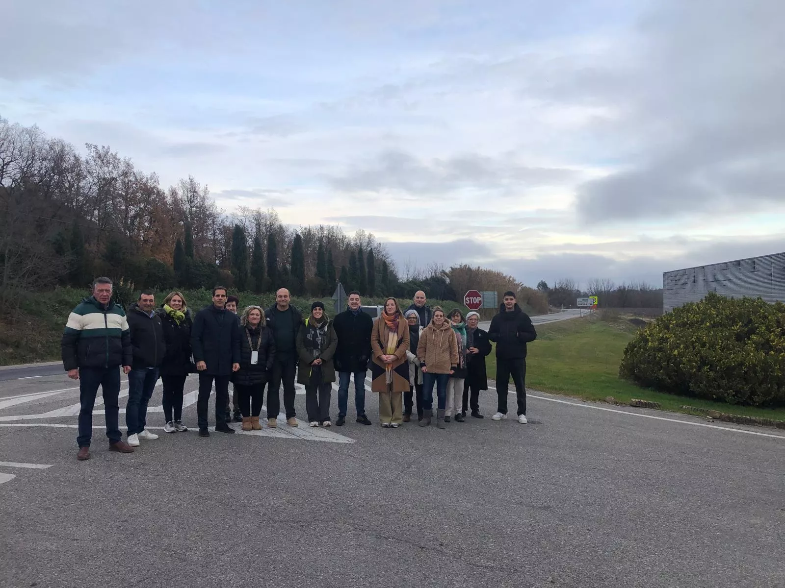 Alcaldes y concejales con diputados regionales socialistas en la salida del Eje del Vero en Barbastro.