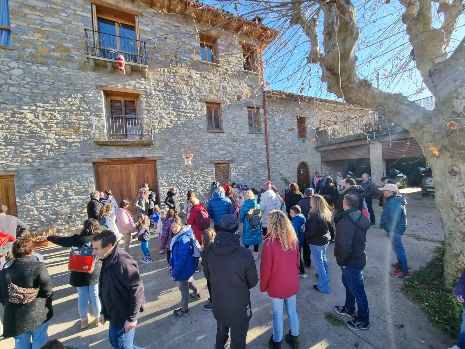 Ambiente navideño en la localidad de Arro, uno de los pueblos que ha llevado la Navidad más allá de Aínsa. Ambiente navideño en la localidad de Arro, uno de los pueblos que ha llevado la Navidad más allá de Aínsa.