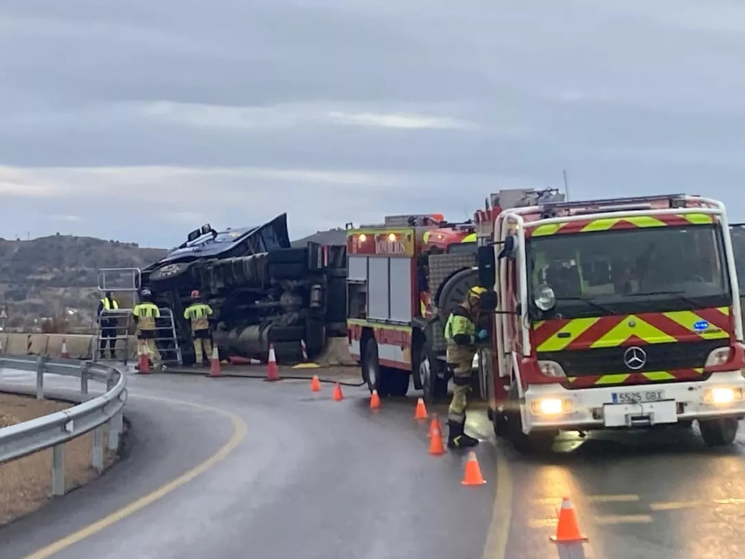 Un camión ha volcado en la N-240 en Quicena. Foto Bomberos de Huesca