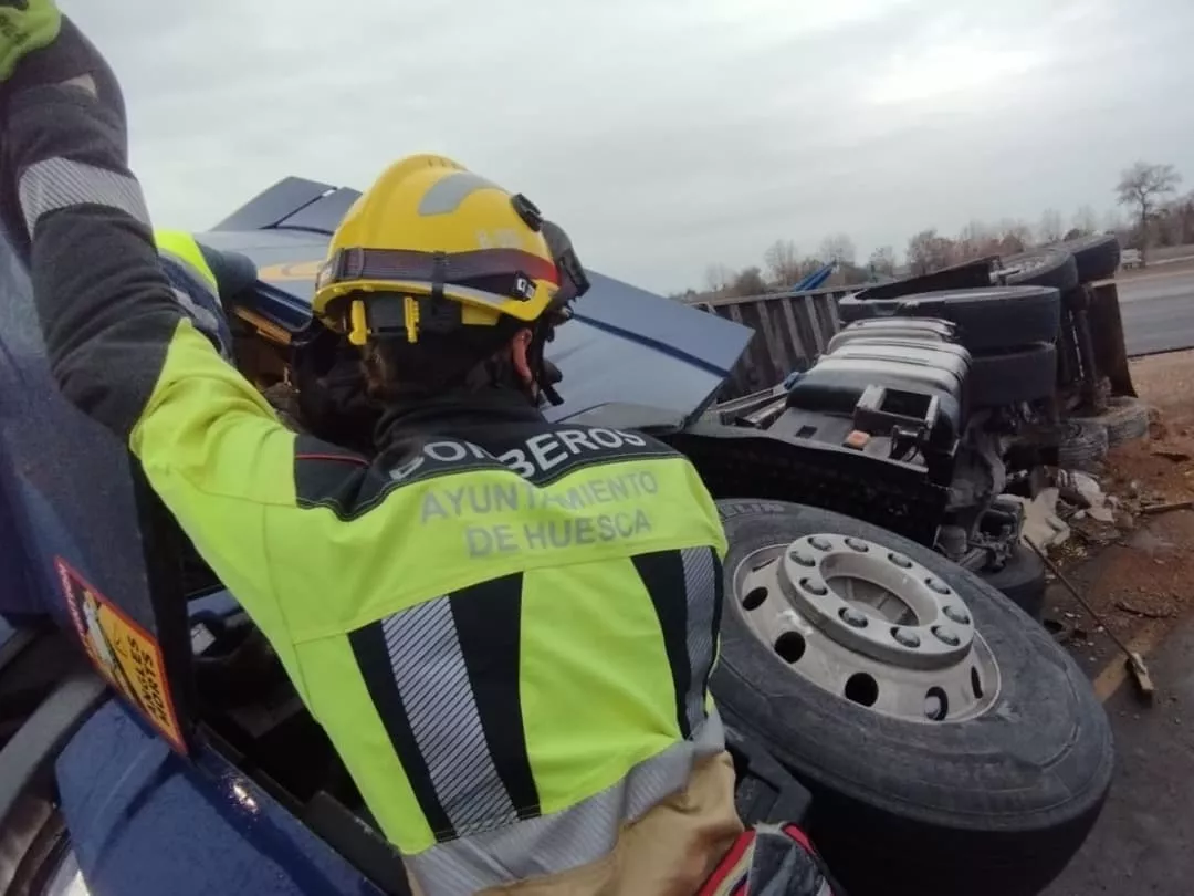 Bomberos de Huesca en una intervención en un accidente.