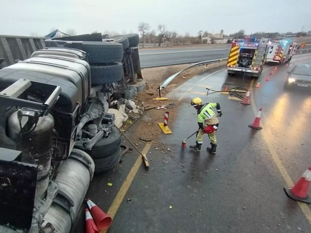 Un camión ha volcado en la N-240 en Quicena. Foto Bomberos de Huesca