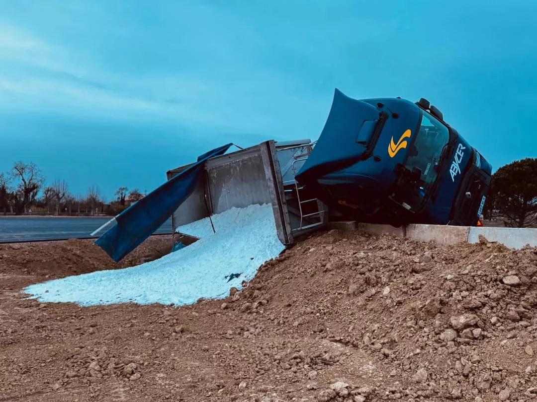 Un camión ha volcado en la N-240 en Quicena. Foto Bomberos de Huesca