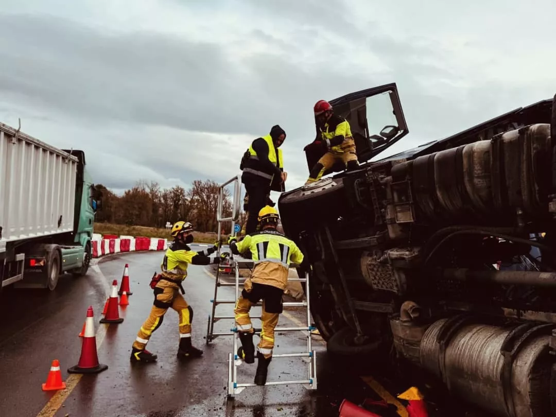 Un camión ha volcado en la N-240 en Quicena. Foto Bomberos de Huesca