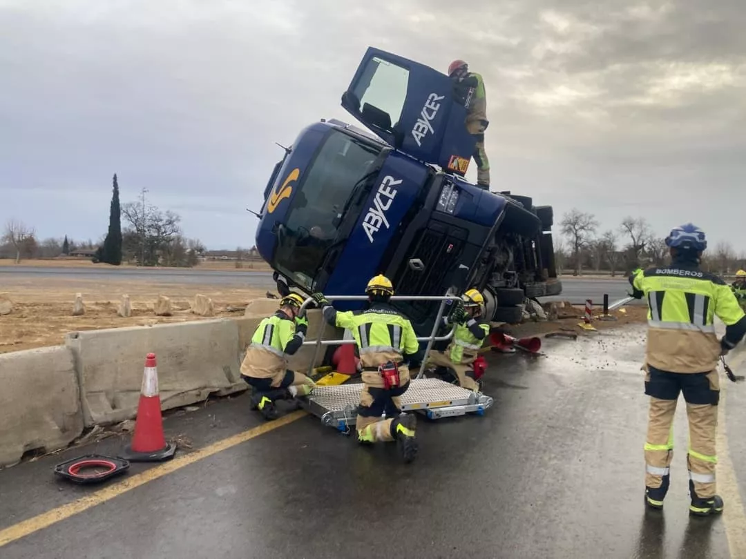 Un camión ha volcado en la N-240 en Quicena. Foto Bomberos de Huesca