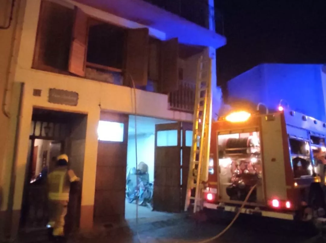 Actuación de los Bomberos en un incendio en un inmueble de Alcampell. Actuación de los Bomberos en un incendio en un inmueble de Alcampell.