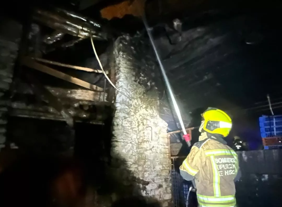 Actuación de los bomberos del parque de Barbastro en el incendio en Las Almunias de Rodellar.