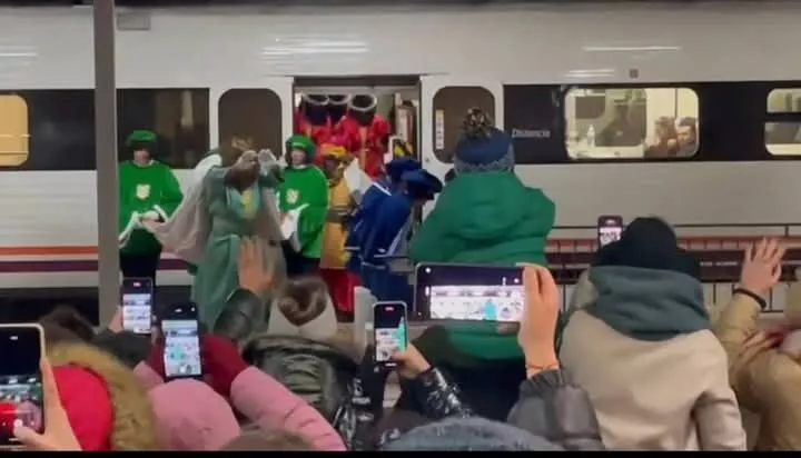 Los Reyes Magos bajan del tren en Tardienta agasajados por niñas y niños