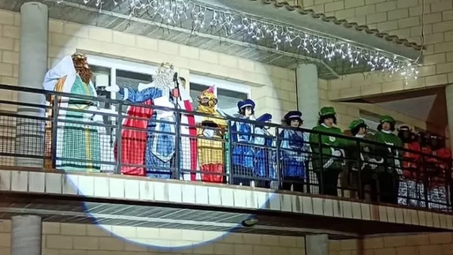 Los Reyes Magos, en el balcón del Centro Cívico Los Reyes Magos, en el balcón del Centro Cívico