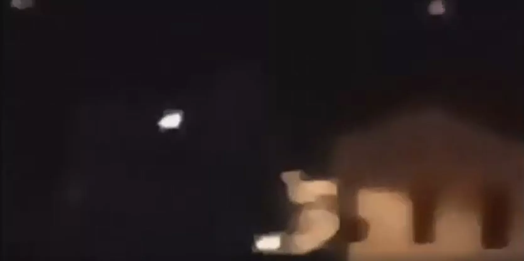 A la izquierda, la luz del dron próximo a un tejado en Tardienta. AESA ha archivado la denuncia