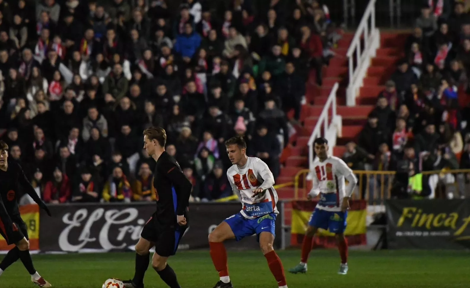 Jaime Ara, jugador del Barbastro, presiona a De Jong. Foto: El Marcador Aragonés