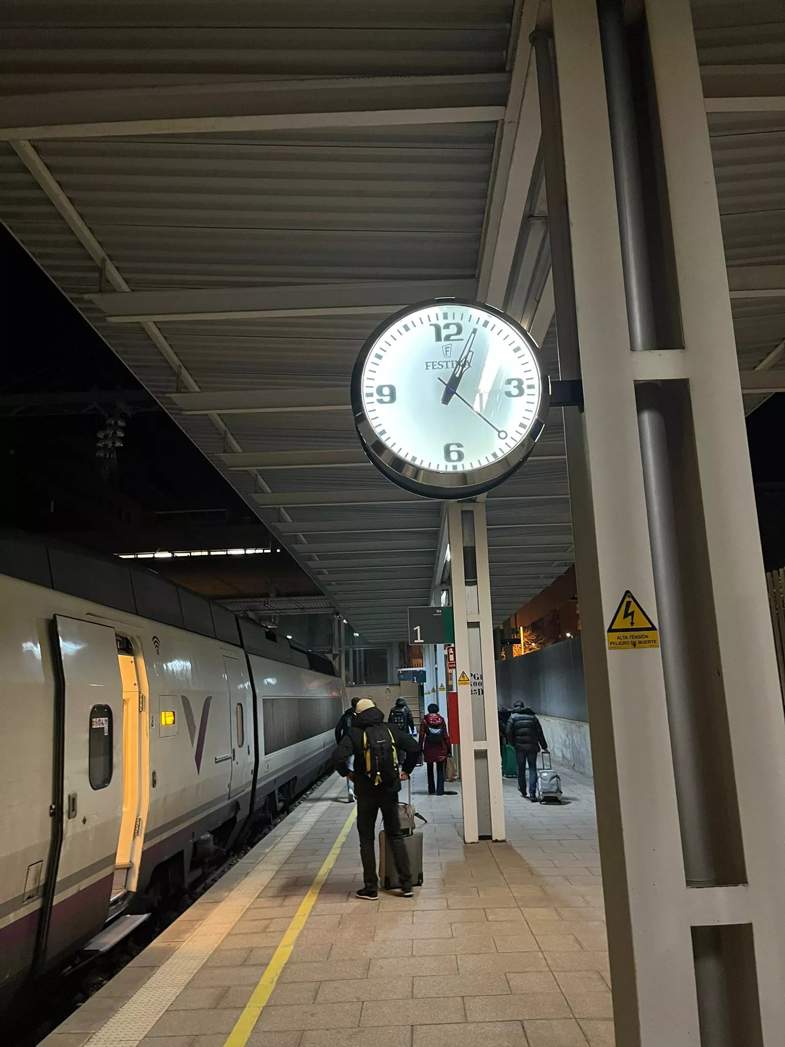 La última incidencia del annus horribilis. Los viajeros, llegando a la 1:04 a Huesca, 3 horas y 42 minutos después de lo previsto