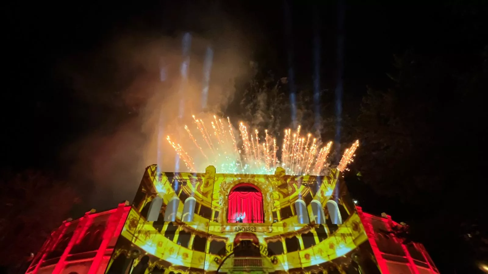Cabalgata de Reyes Magos de Huesca con pirotecnia. Foto Mercedes Manterola