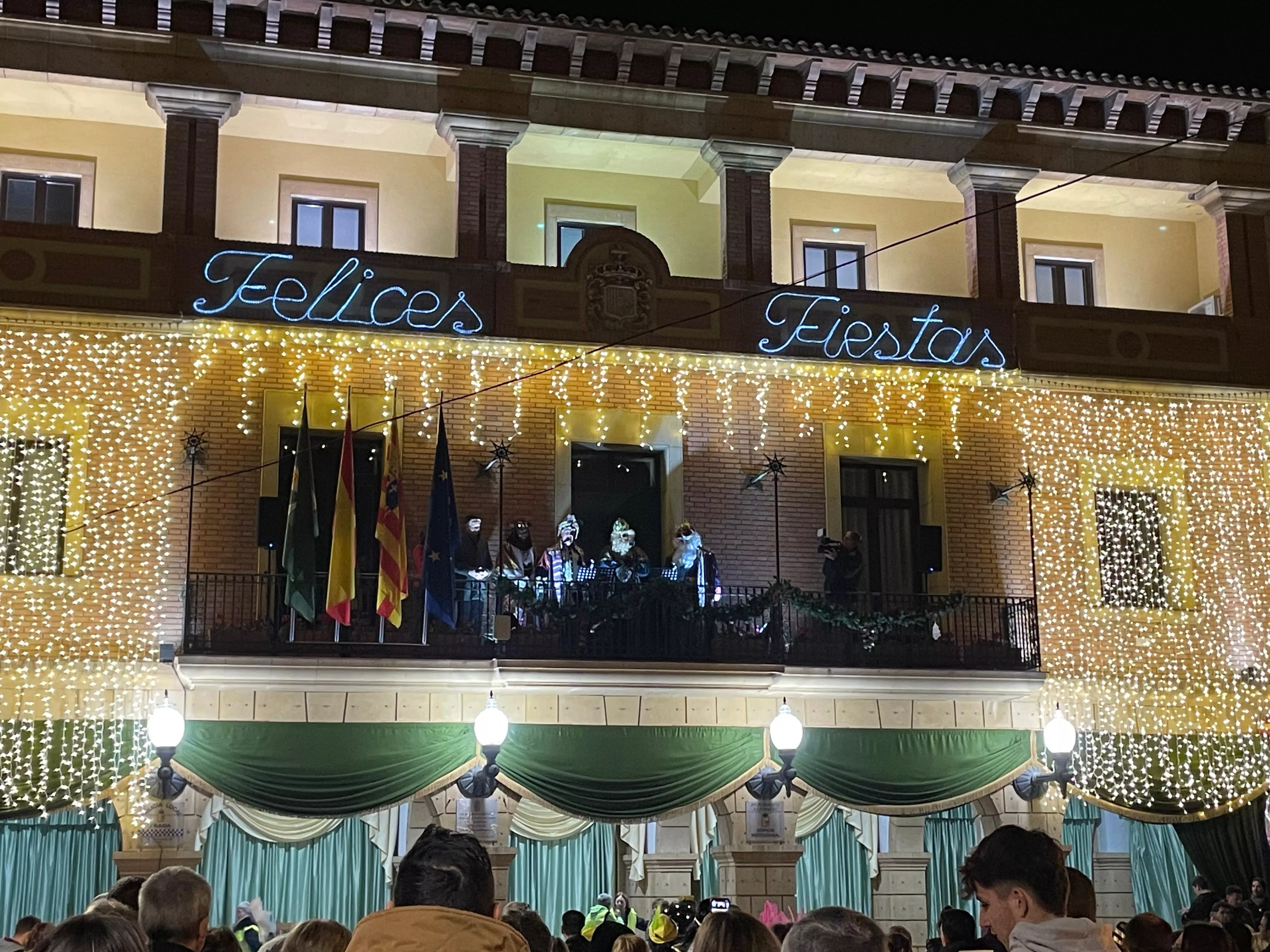 Los Reyes Magos en el balcón del ayuntamiento de Fraga. Foto Ayuntamiento de Fraga Los Reyes Magos en el balcón del ayuntamiento de Fraga. Foto Ayuntamiento de Fraga