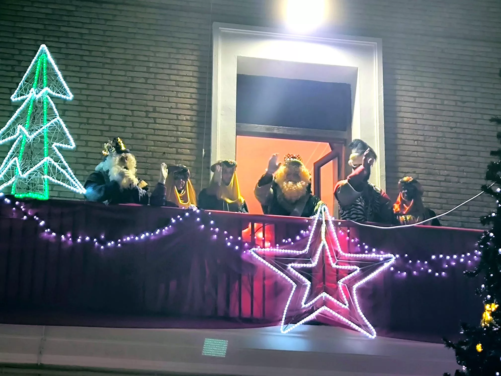 Los Reyes Magos, en el balcón consistorial de Sariñena. Foto Nati Ballarín