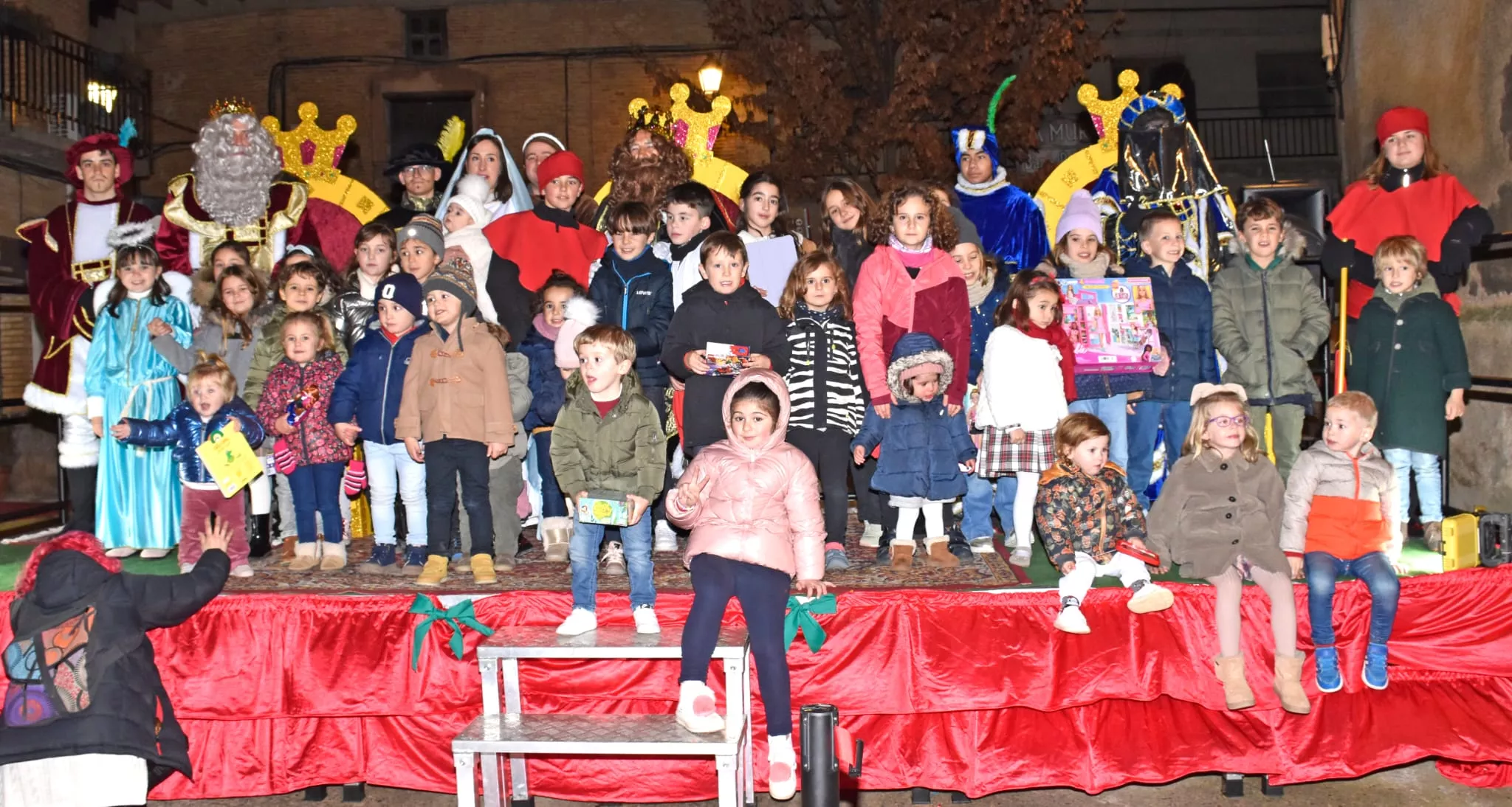 Los Reyes Magos, con los niños en Bolea. Foto Ayuntamiento de La Sotonera Los Reyes Magos, con los niños en Bolea. Foto Ayuntamiento de La Sotonera