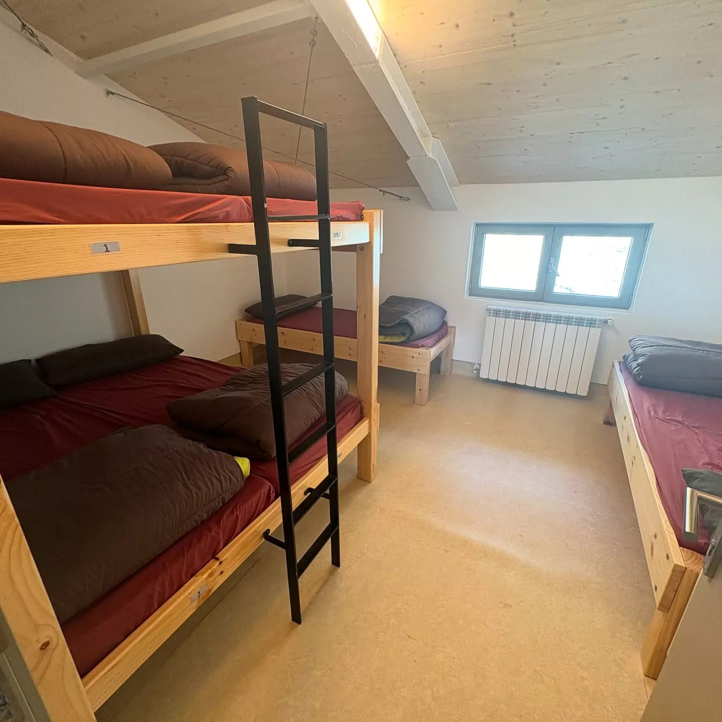 Una de las habitaciones del refugio de Góriz. Foto Refugio de Góriz