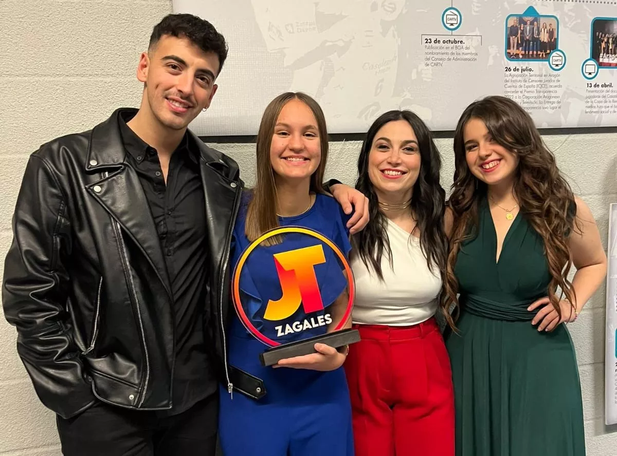 Laura Clavería, acompañada por Héctor Añón, Berta Aguilar y Sara Serena, los padrinos de esta edición.