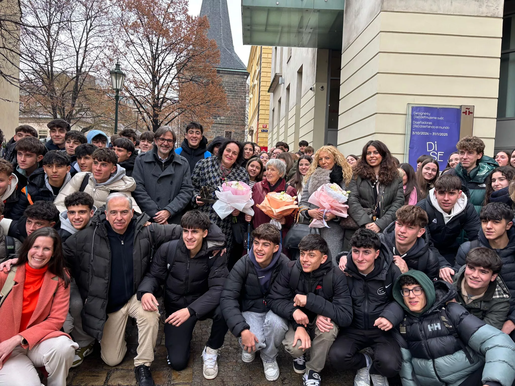 Clausura de las jornadas de 2025 del Holocausto y los Totalitarismos, foto de familia con Michaela Vidláková