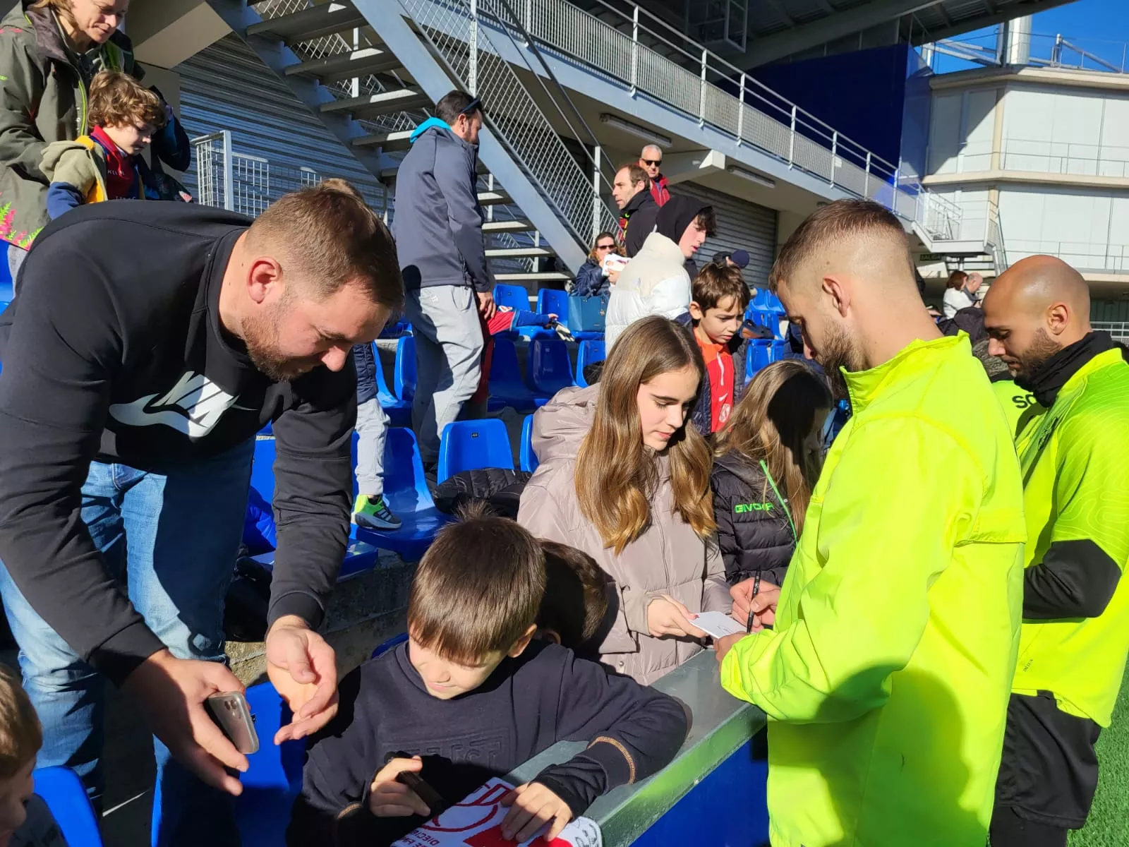 Imágenes del entrenamiento de la SD Huesca a puerta abierta. Foto: Adri Mora