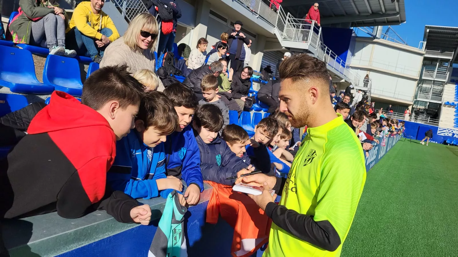 Imágenes del entrenamiento de la SD Huesca a puerta abierta. Foto: Adri Mora