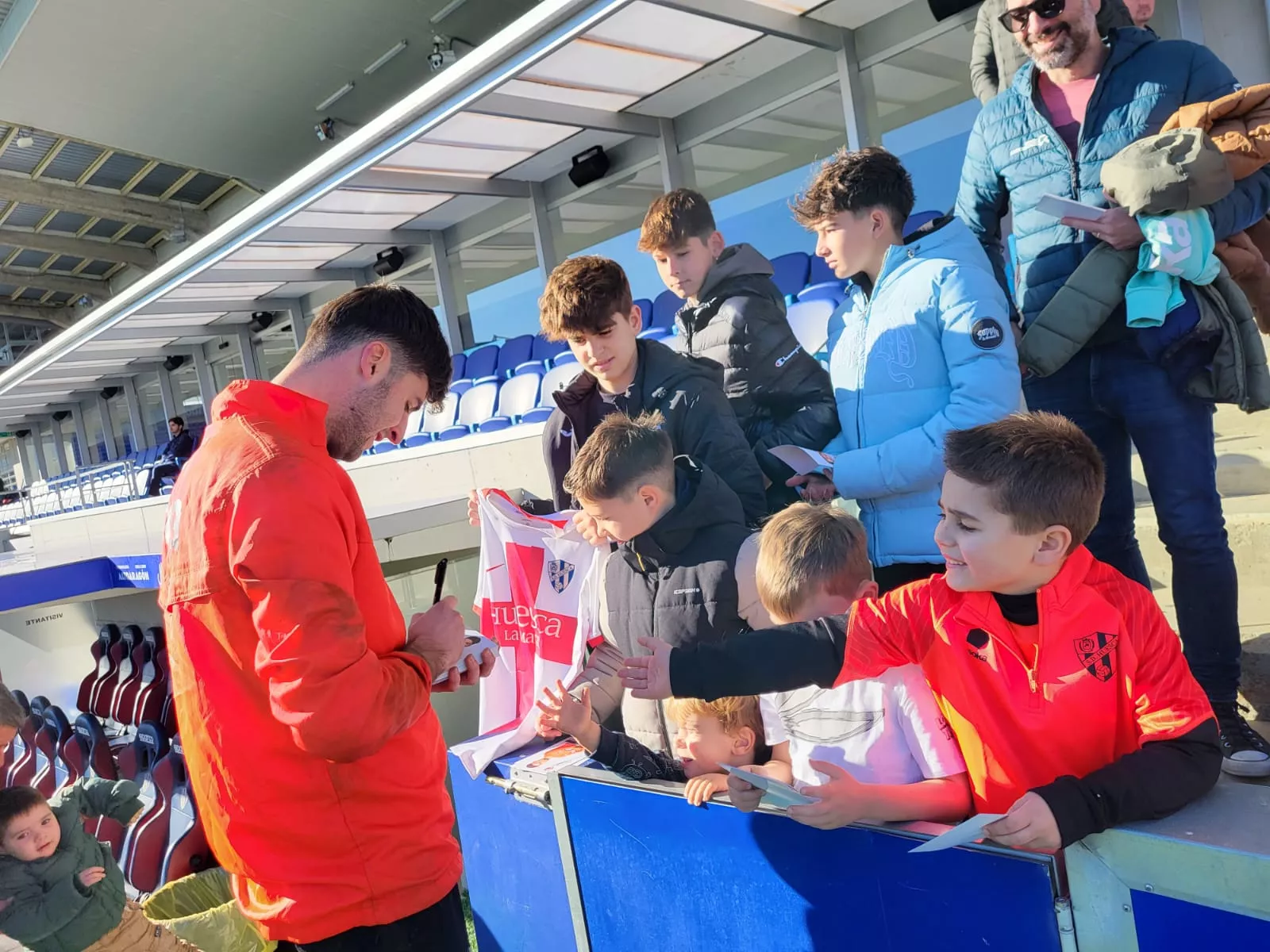 Imágenes del entrenamiento de la SD Huesca a puerta abierta. Foto: Adri Mora