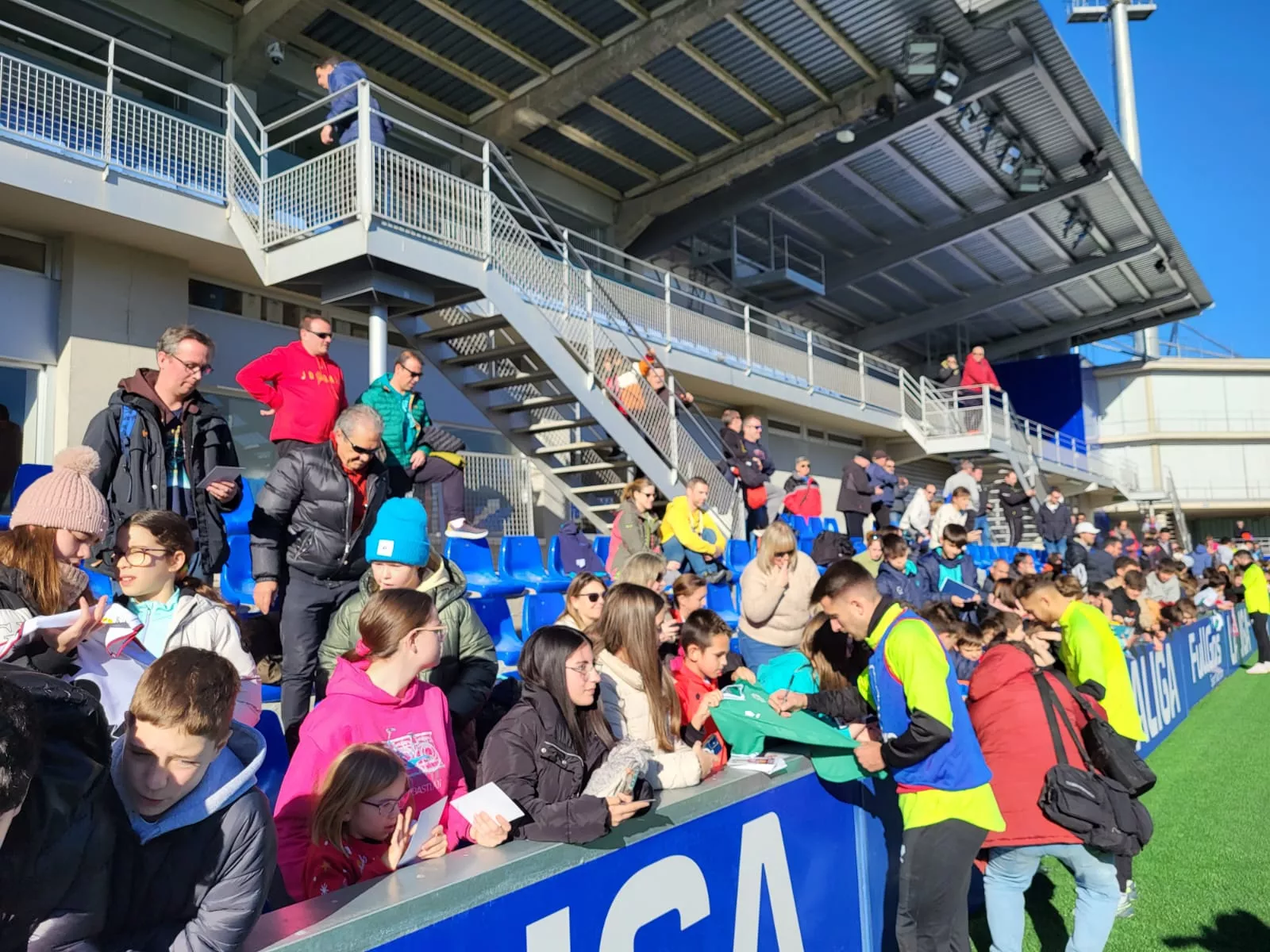 Imágenes del entrenamiento de la SD Huesca a puerta abierta. Foto: Adri Mora