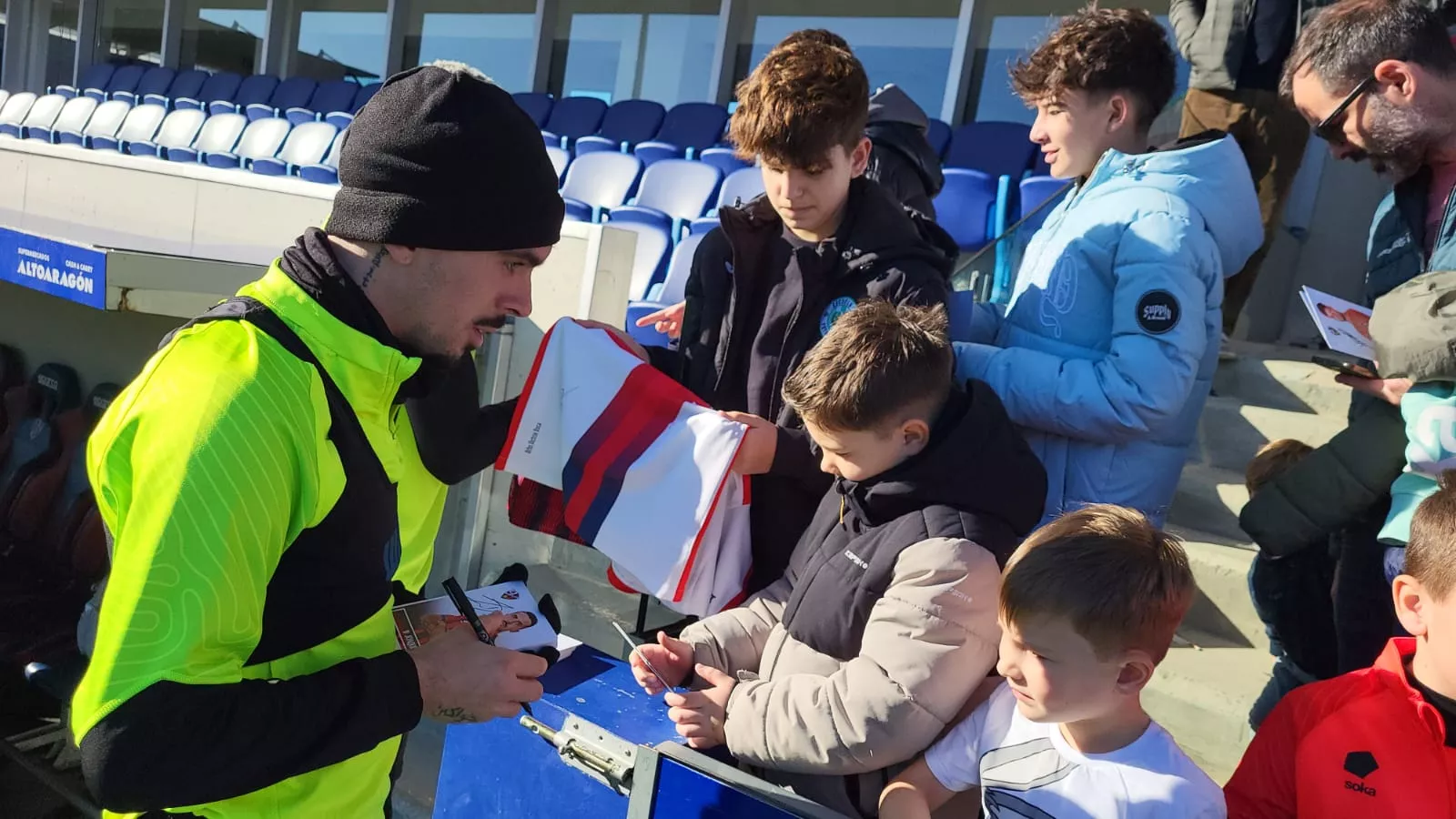 Imágenes del entrenamiento de la SD Huesca a puerta abierta. Foto: Adri Mora