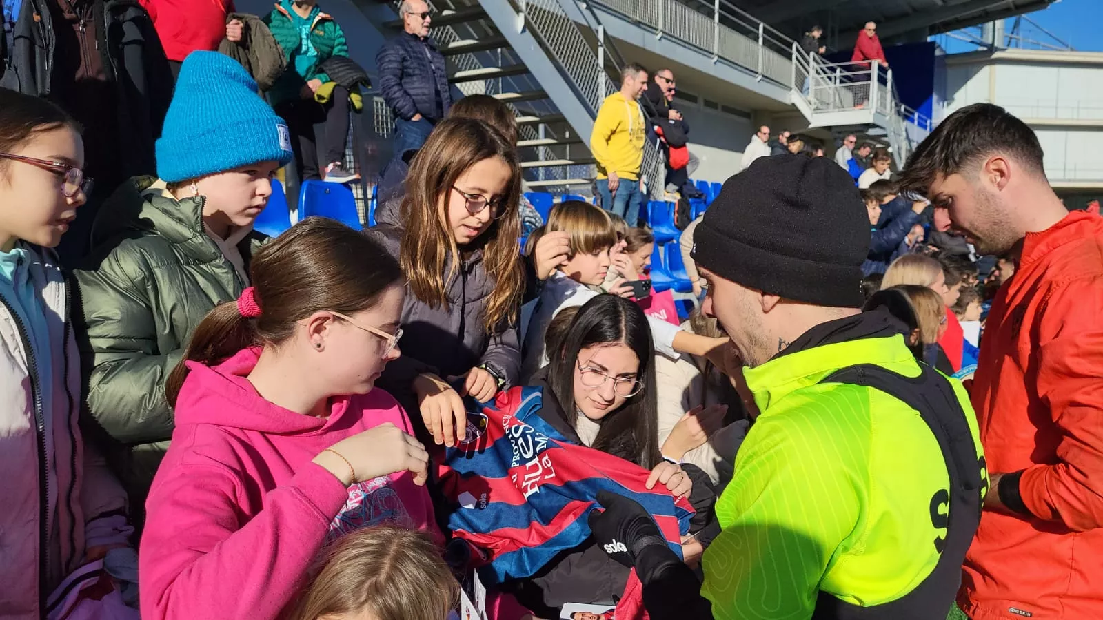 Imágenes del entrenamiento de la SD Huesca a puerta abierta. Foto: Adri Mora