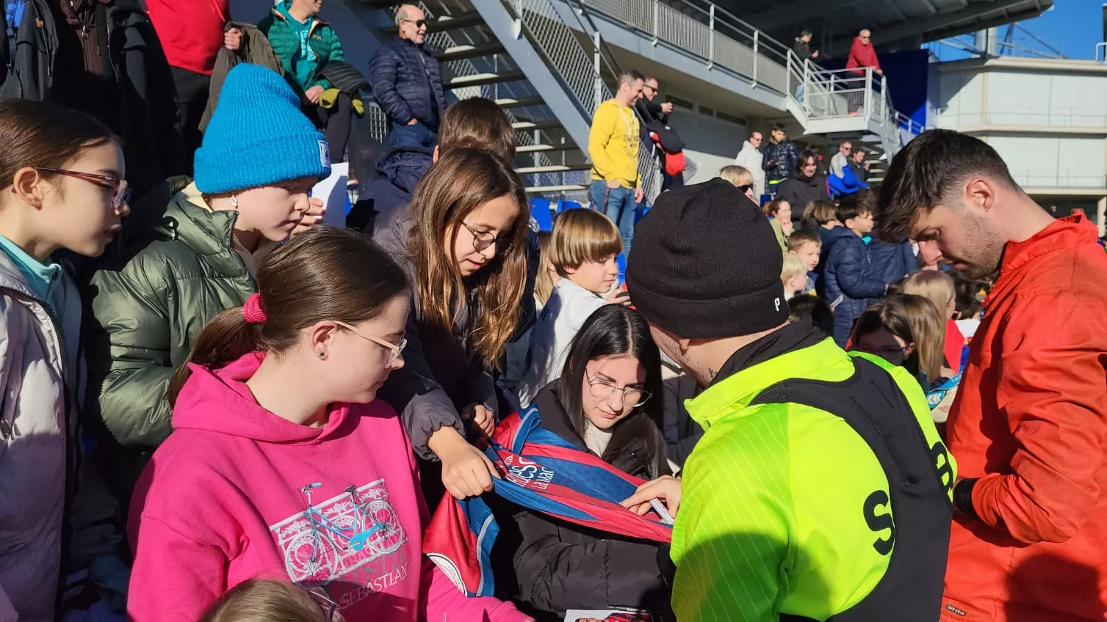 Imágenes del entrenamiento de la SD Huesca a puerta abierta. Foto: Adri Mora