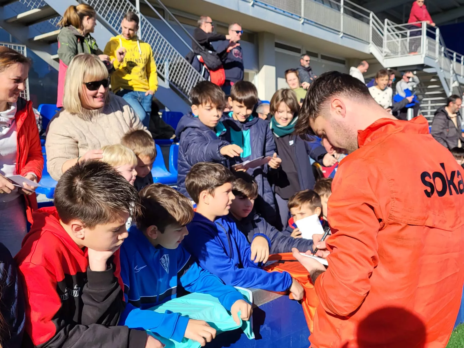 Imágenes del entrenamiento de la SD Huesca a puerta abierta. Foto: Adri Mora