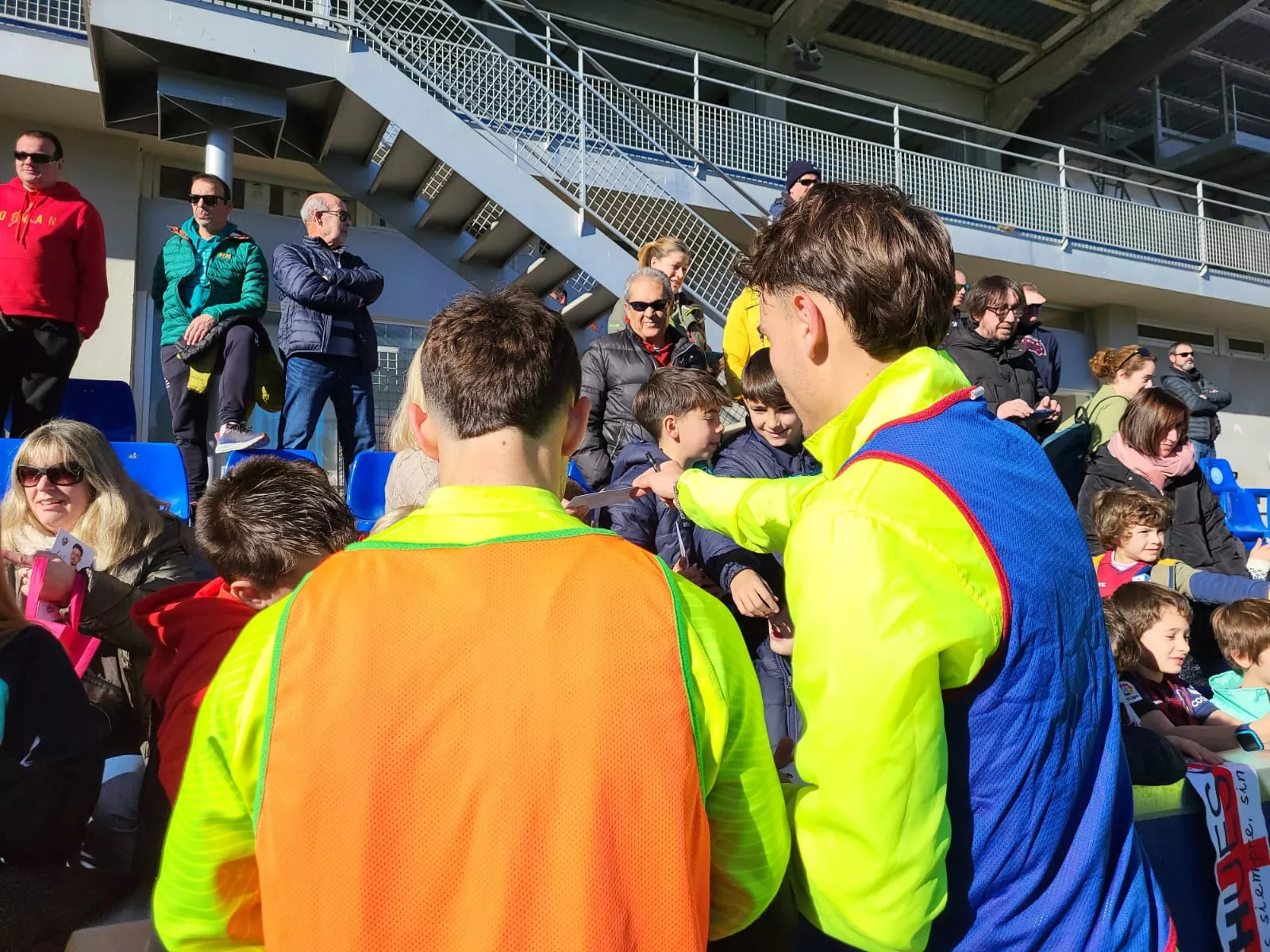 Imágenes del entrenamiento de la SD Huesca a puerta abierta. Foto: Adri Mora