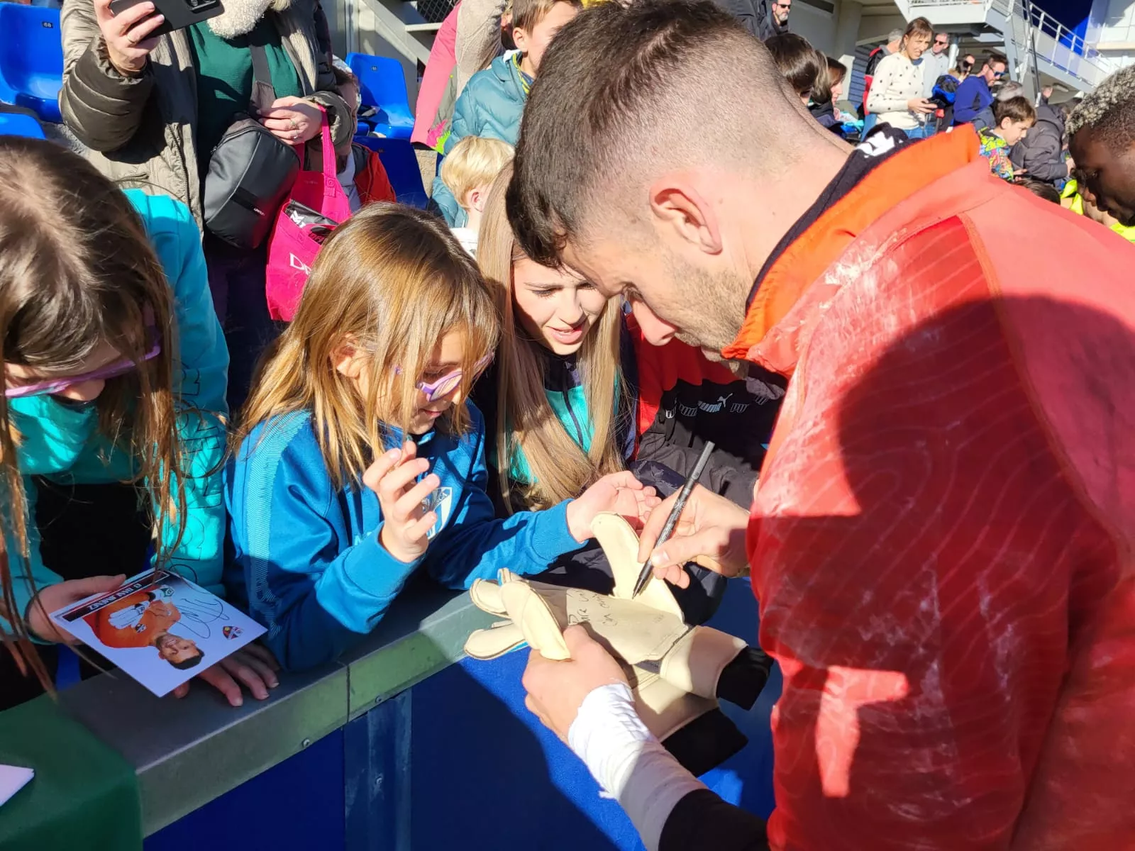 Imágenes del entrenamiento de la SD Huesca a puerta abierta. Foto: Adri Mora