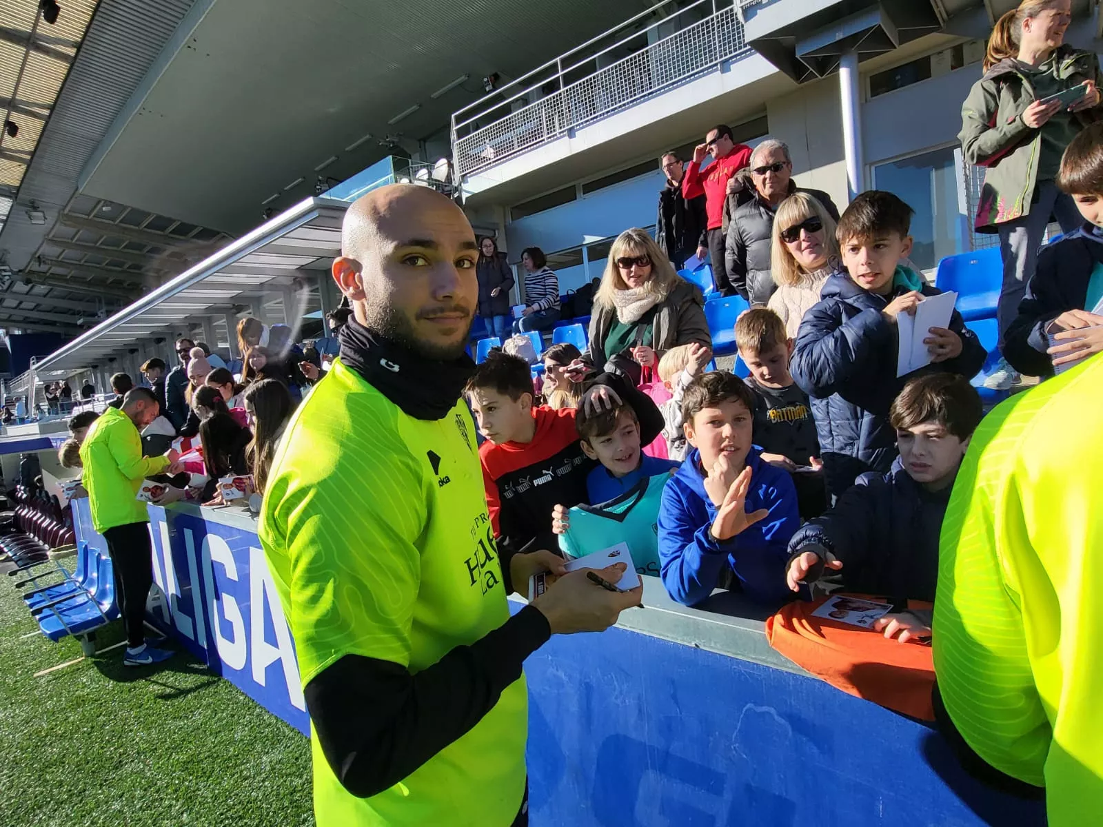 Imágenes del entrenamiento de la SD Huesca a puerta abierta. Foto: Adri Mora