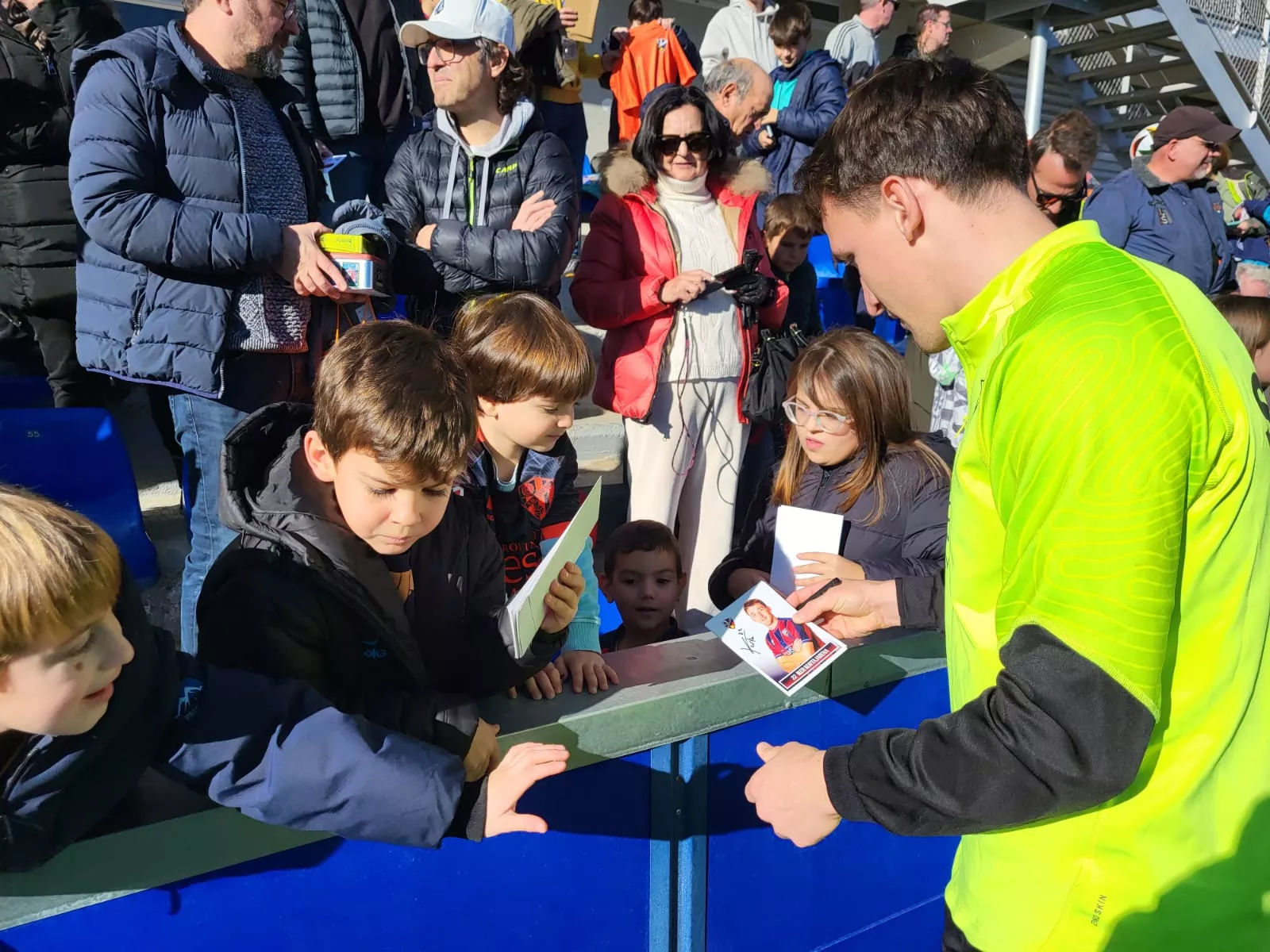 Imágenes del entrenamiento de la SD Huesca a puerta abierta. Foto: Adri Mora