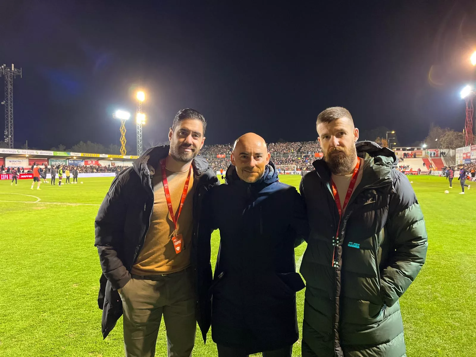 Roberto Santamaría, Dani Martínez y Chus Herrero, de la UD Barbastro, antes del partido ante el Barcelona. Foto: Adrián Mora
