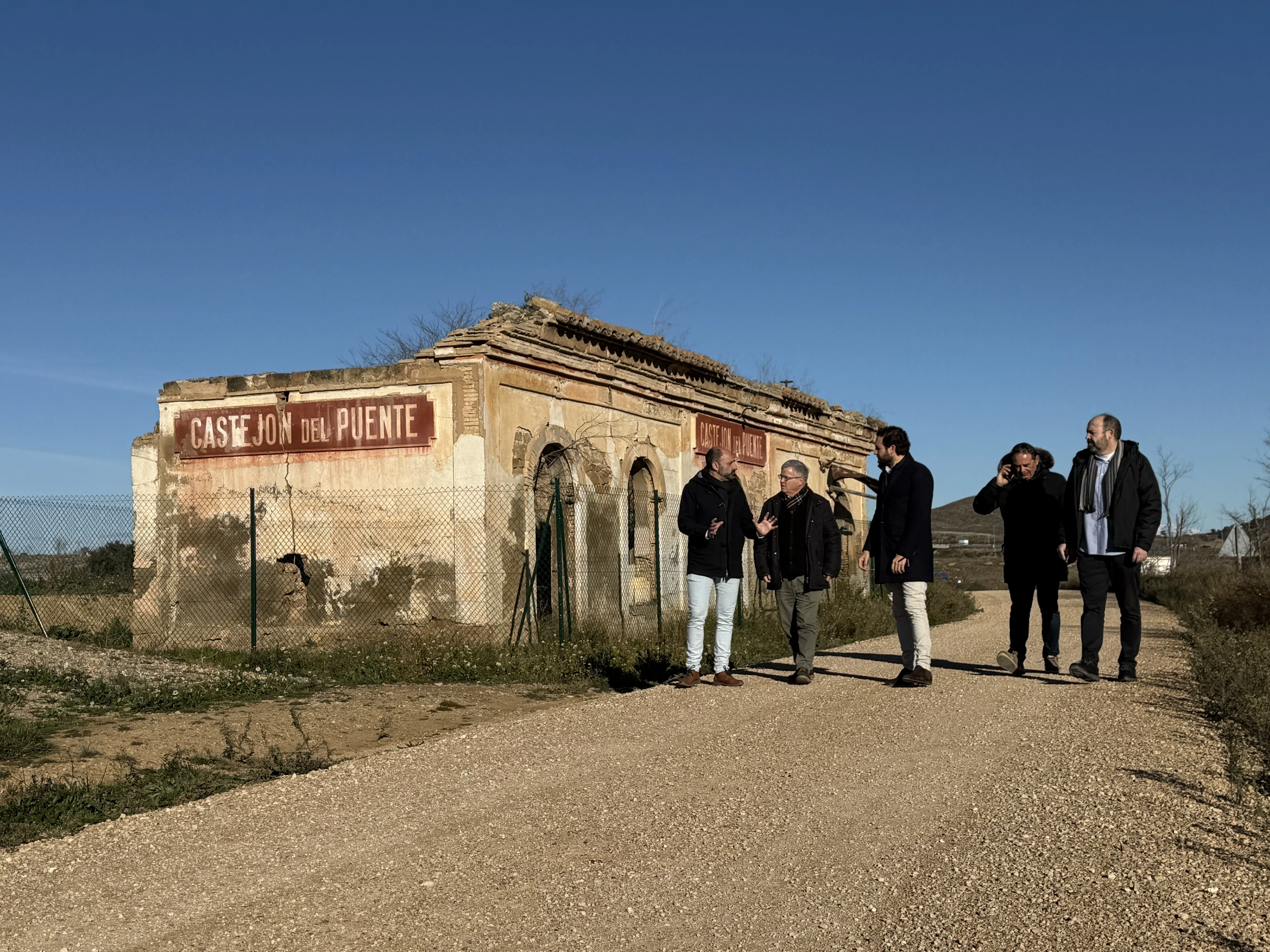 Fernando Torres, Antonio Comps e Isaac Claver junto a la estación vieja de Castejón del Puente