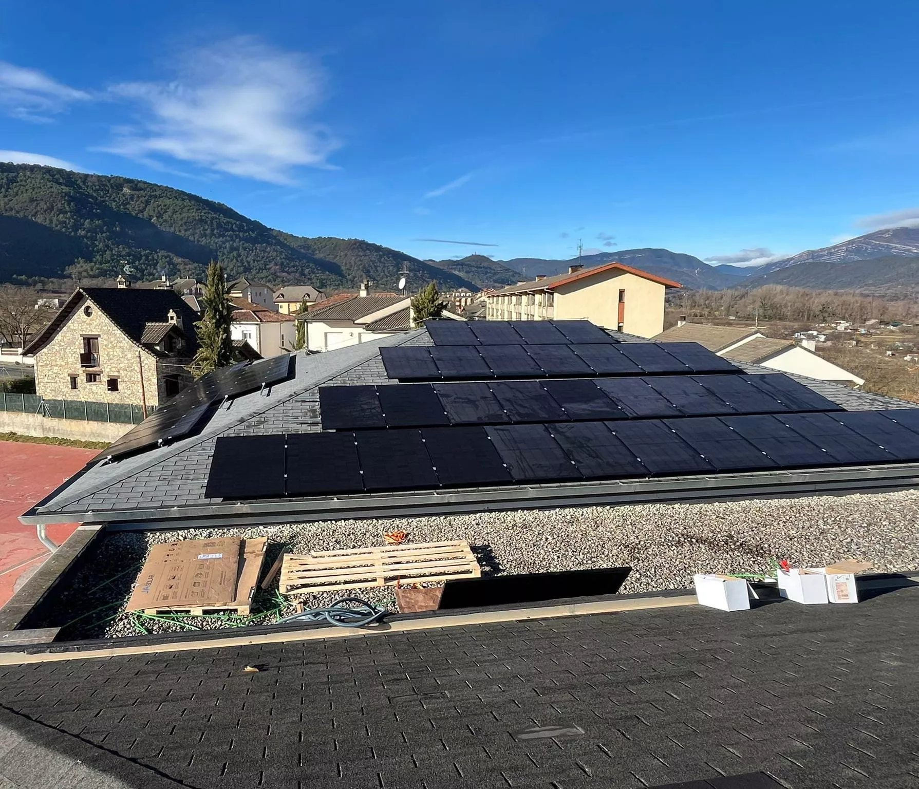 Instalación de placas fotovoltaicas en el IES Sobrarbe.