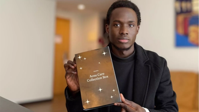 Habib Ladiante con el producto Acné Care Habib Ladiante con el producto Acné Care