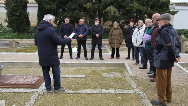 Acto celebrado en el cementerio. Foto Carlos Neofato Acto celebrado en el cementerio. Foto Carlos Neofato