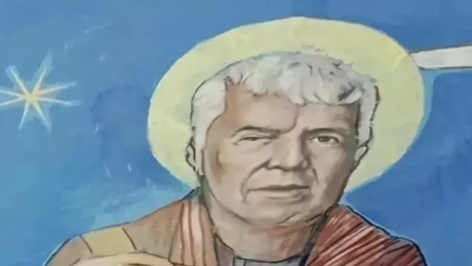 Eduardo Lacasta como San Matías en el pórtico de entrada a la iglesia San Miguel de Latre.