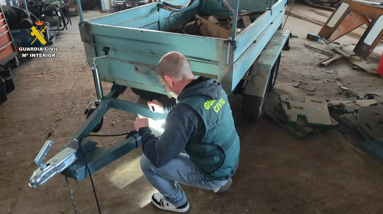 Localizan en el Somontano un taller ilegal de reparación de vehículos y maquinaria agrícola.