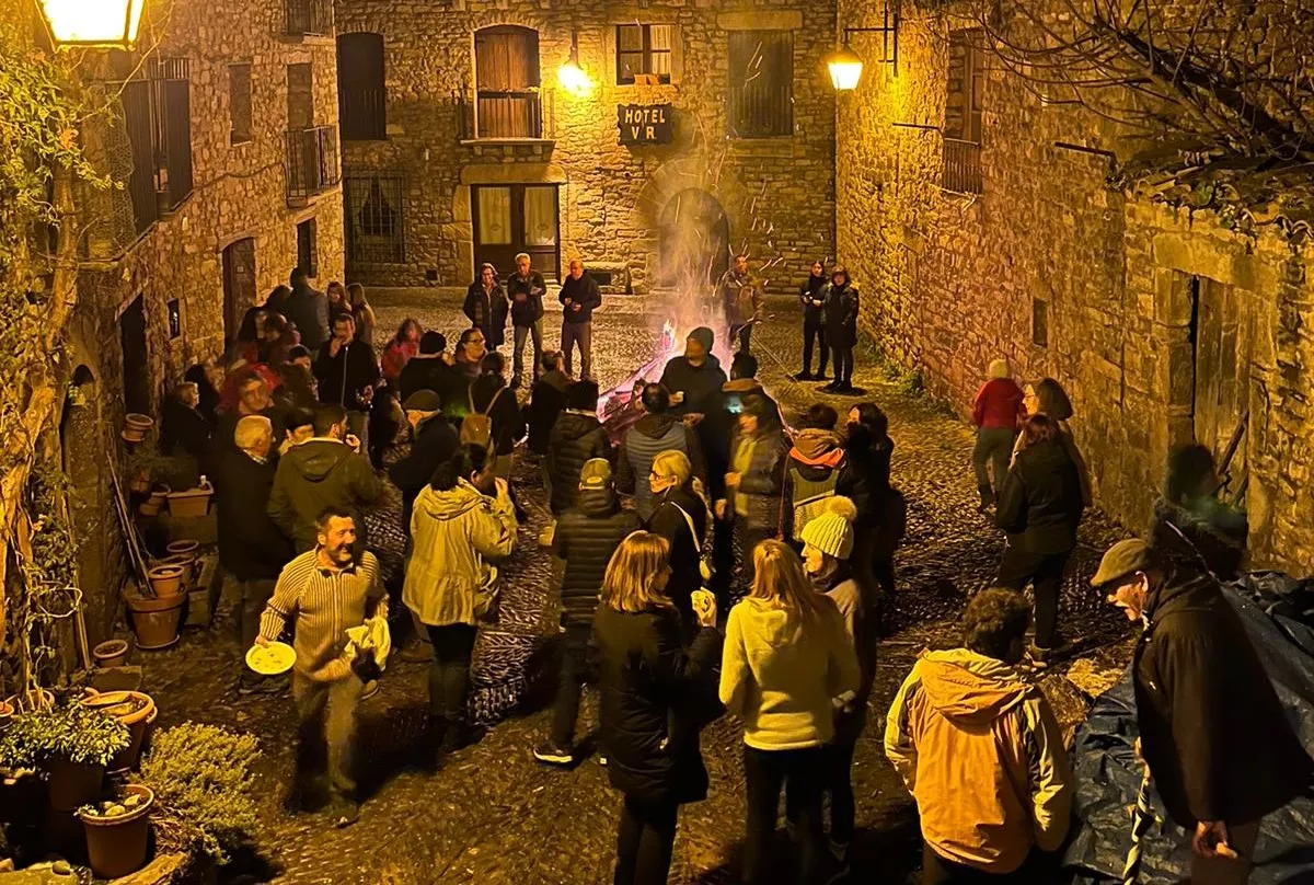 Ambiente festivo en el casco antiguo de Aínsa.