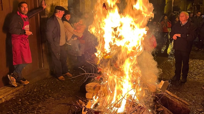 Hoguera en la calle Mayor. Hoguera en la calle Mayor.