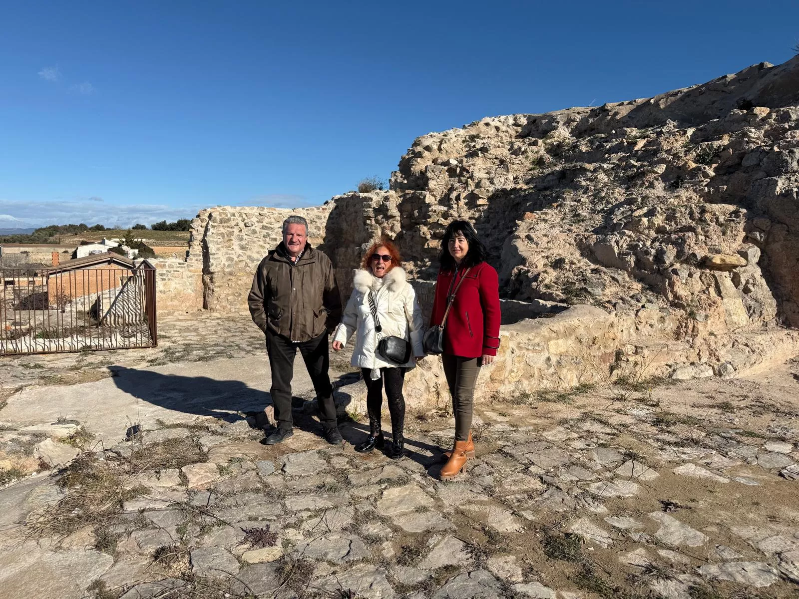 Visita de Gloria Pérez al castillo de los Condes de Ribagorza de Estopiñán tras las obras.
