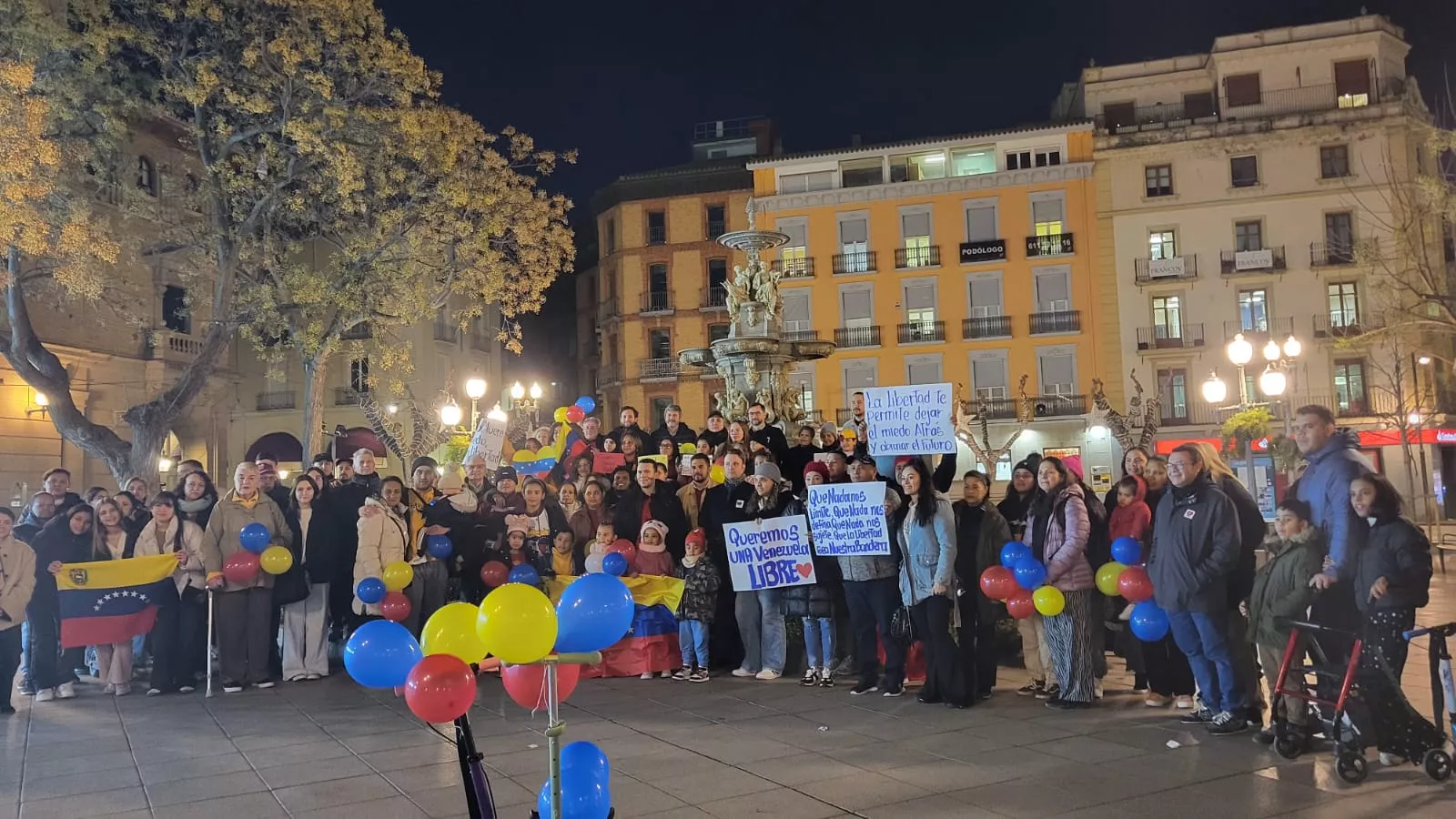 Fotografía de buena parte de los concentrados por una Venezuela libre en la Plaza de Navarra de Huesca
