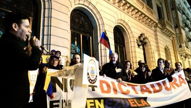 Jorge Azcón se coloca la mano en el pecho ante la interpretación del himno de Venezuela