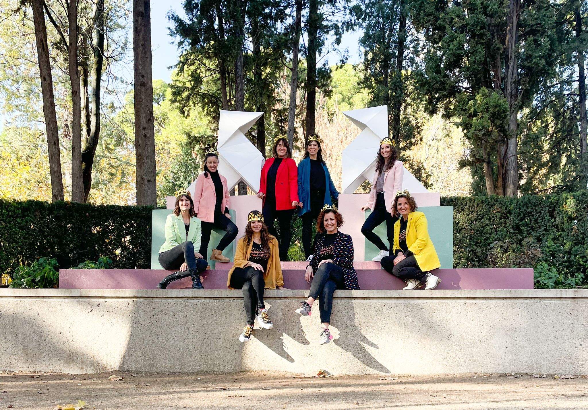 Las siete Reinas Magas del comercio oscense posan en las Pajaritas de Huesca