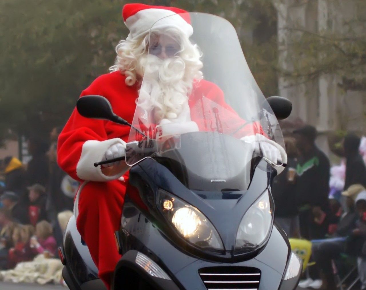 El Papá Noel en una moto. Ya viene hacia Aínsa