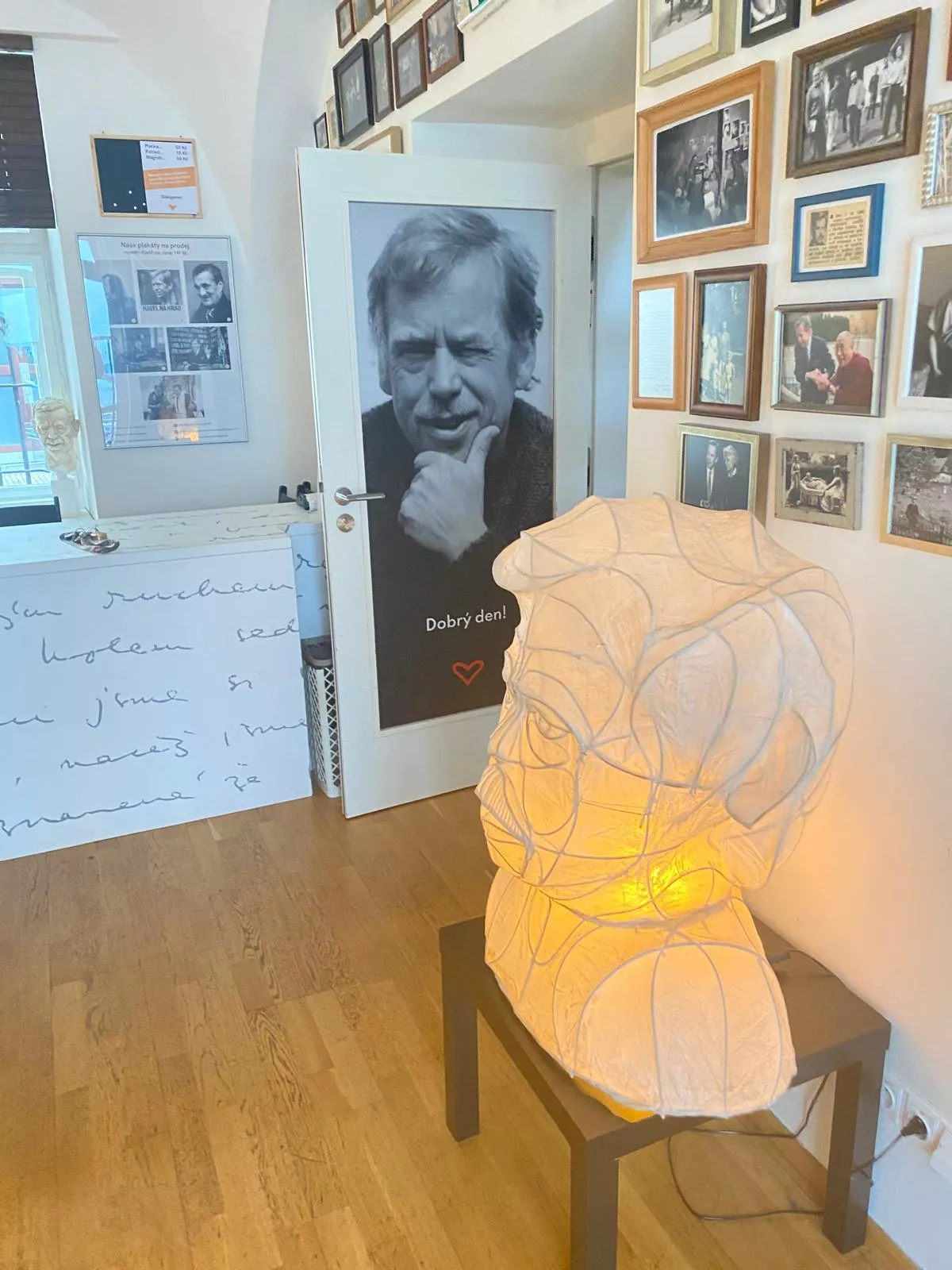 Comitiva oscense en la Biblioteca Havel de Praga y Bohemia central