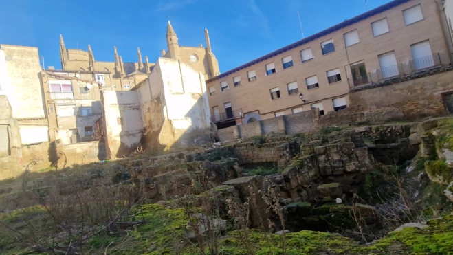 Vista del solar, ubicado entre las calles Zarandia y Alfonso. Foto Myriam Martínez
